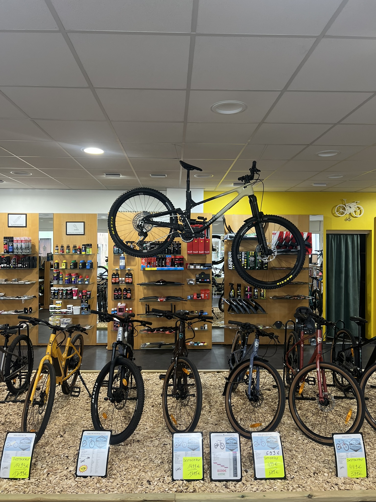 Salle d'exposition VTT Performance — vélos en stock